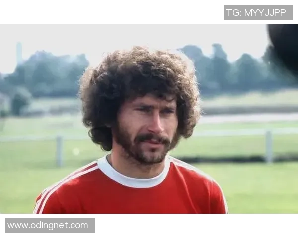 世界足球历史十大球星盘点：传奇人物与球场巨星的精彩对决