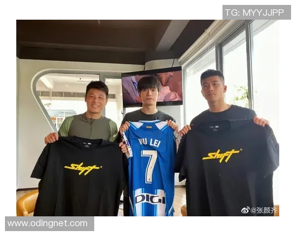 从童年到巅峰:揭秘足球明星小时候的珍贵高清照片与成长轨迹 从童年到巅峰:揭秘足球明星小时候的珍贵高清照片与成长轨迹