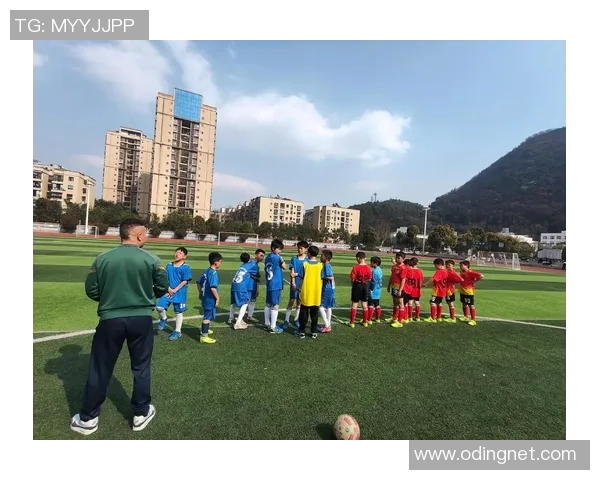 从踢泥巴球到绿茵场巨星 足球球员童年与成名后的蜕变之路 从踢泥巴球到绿茵场巨星 足球球员童年与成名后的蜕变之路