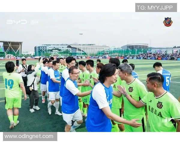 当红足球球星齐聚综艺绿茵场激情对决展现球技与魅力 当红足球球星齐聚综艺绿茵场激情对决展现球技与魅力