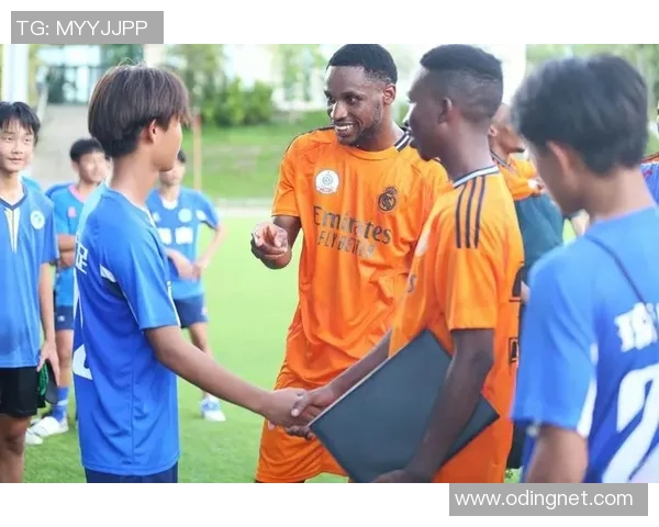 球星们在绿茵场上激情演绎足球魅力展现团队与个人的巅峰对决 球星们在绿茵场上激情演绎足球魅力展现团队与个人的巅峰对决